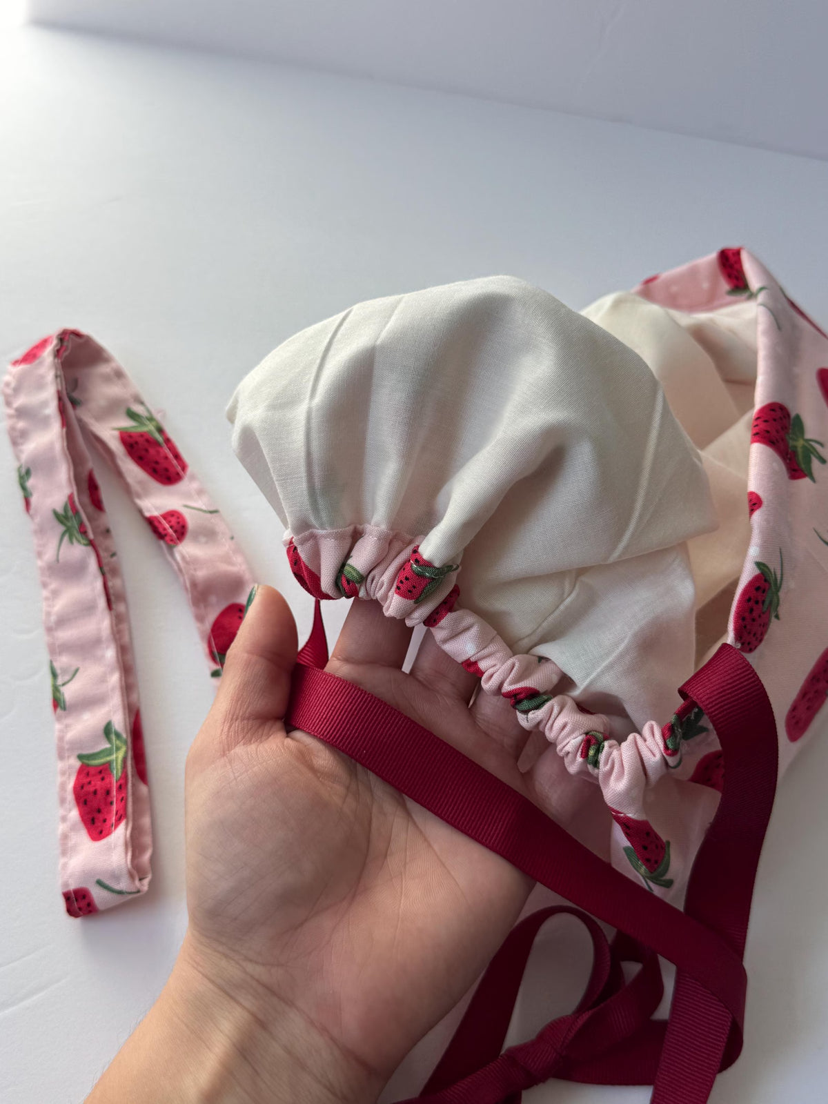 Gorro de tela para exfoliación con diseño de fresa